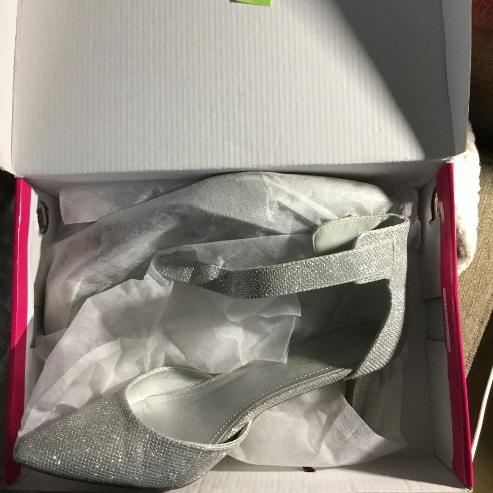Dream Pairs size 10 silver glitter shoes.
